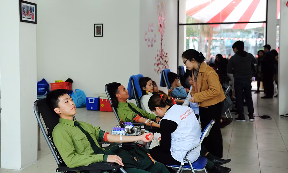 Đông đảo sinh viên hiến máu cứu người trong ngày hội chính Chủ nhật Đỏ ảnh 10