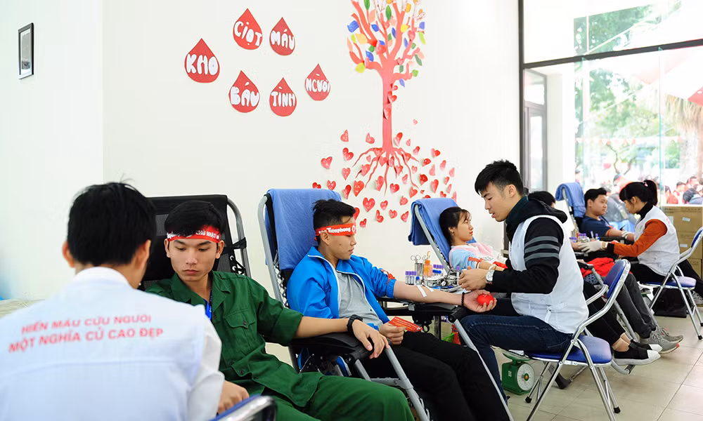 Đông đảo sinh viên hiến máu cứu người trong ngày hội chính Chủ nhật Đỏ ảnh 12