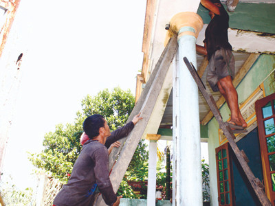 Chống đỡ nhà cửa sau động đất Ảnh: Nguyễn Thành. Chống đỡ nhà cửa sau động đất Ảnh: Nguyễn Thành