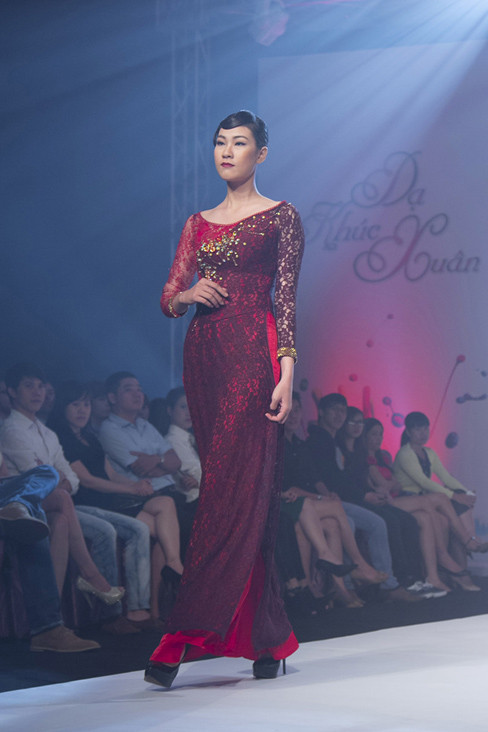 Ngọc Thúy khá già dặn khi diễn áo dài