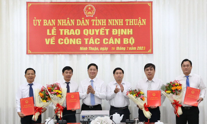Trao quyết định bổ nhiệm cán bộ. Trao quyết định bổ nhiệm cán bộ.