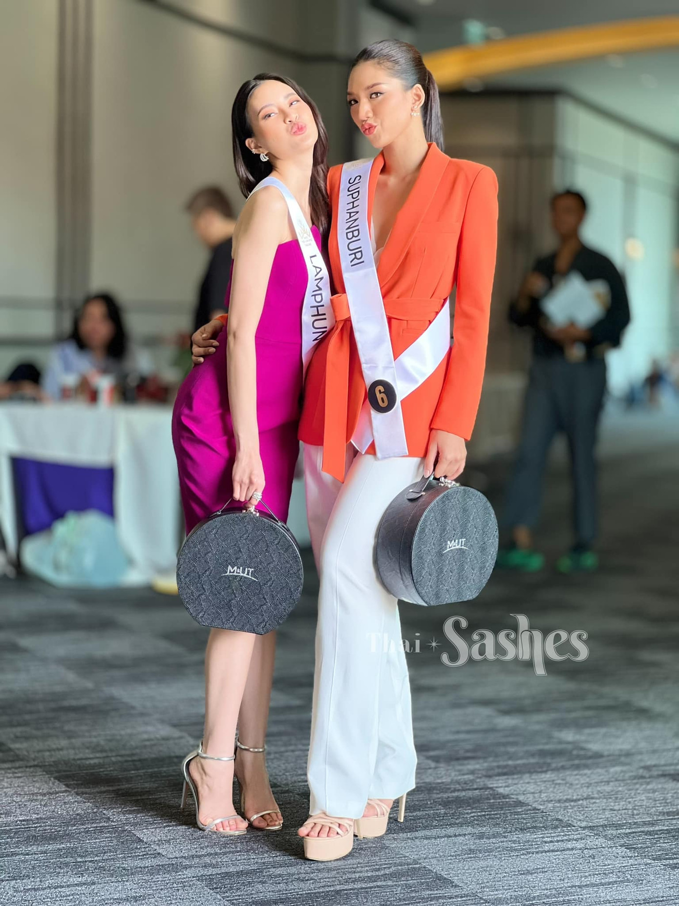 Dàn người đẹp diện trang phục có màu sắc nổi bật, sặc sỡ, thu hút sự chú ý của ống kính truyền thông.