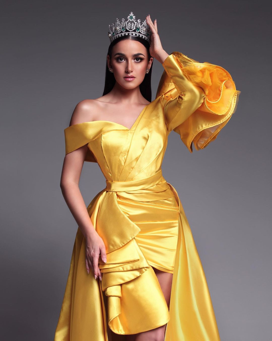 Ngoài giải thưởng cao nhất, người đẹp còn thắng hàng loạt giải thưởng phụ như Best Interview, Best Swimwear, Best Evening Gown.