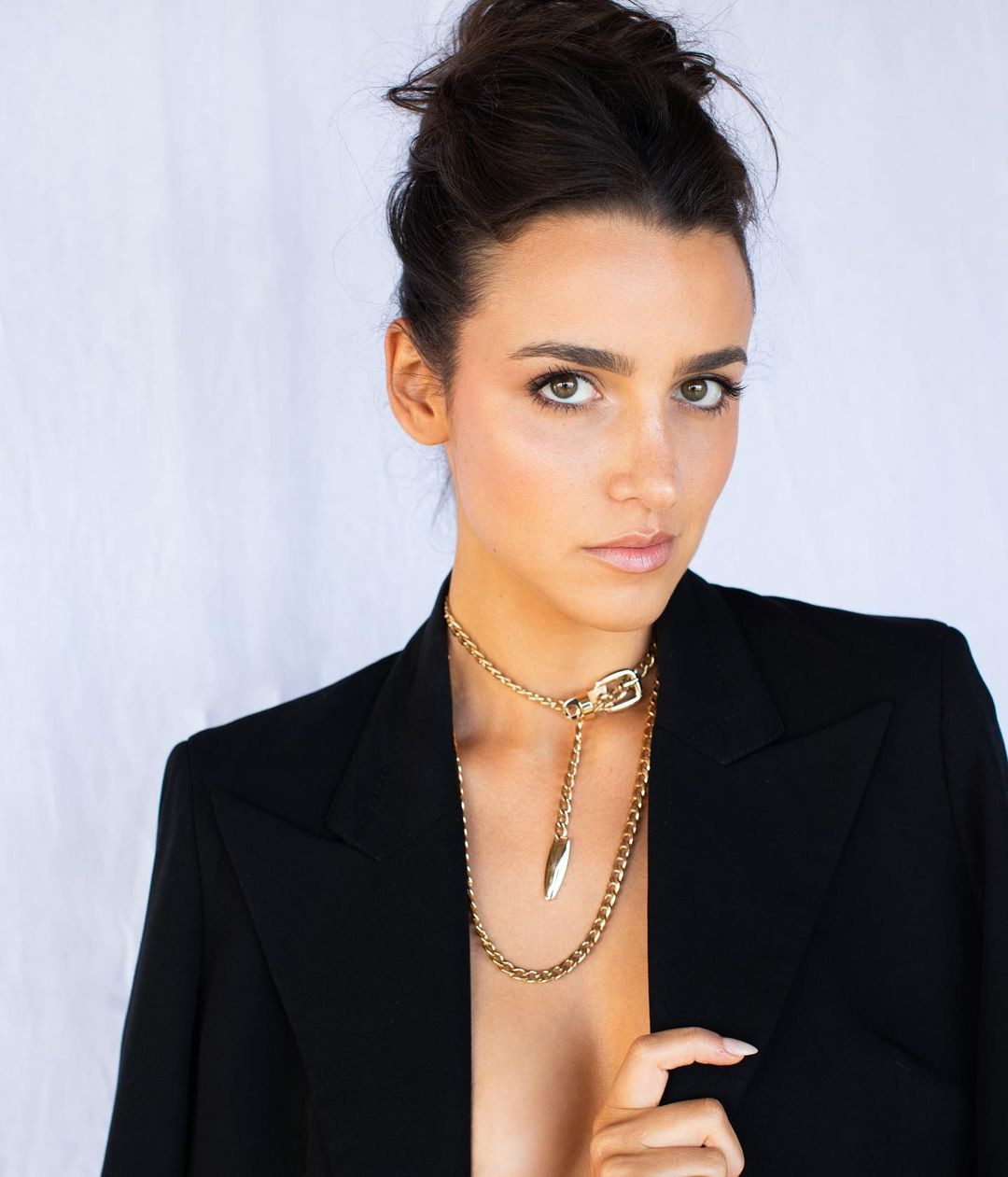 Mikaela-Rose Fowler là người mẫu thời trang ở quê nhà, từng trình diễn tại Tuần lễ thời trang Melbourne. Ngoài ra, người đẹp đảm nhận vai trò đại sứ thương hiệu, khách mời đại diện của nhiều sự kiện thương mại, quảng cáo…