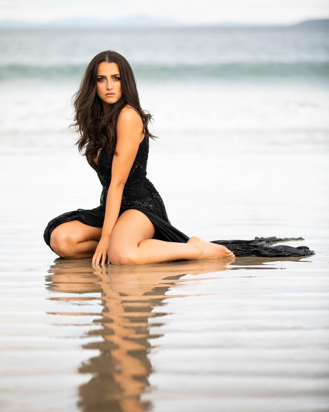 Mikaela-Rose Fowler cao 1,7 m, số đo ba vòng 84-68-97 cm. Người đẹp tốt nghiệp ngành Thiết kế Truyền thông và Tiếp thị, từng làm việc ở lĩnh vực bất động sản.