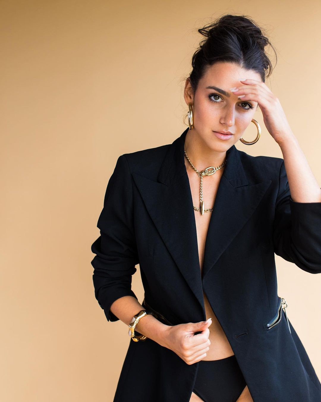 Mikaela-Rose Fowler là người mẫu thời trang ở quê nhà, từng trình diễn tại Tuần lễ thời trang Melbourne. Ngoài ra, người đẹp đảm nhận vai trò đại sứ thương hiệu, khách mời đại diện của nhiều sự kiện thương mại, quảng cáo…