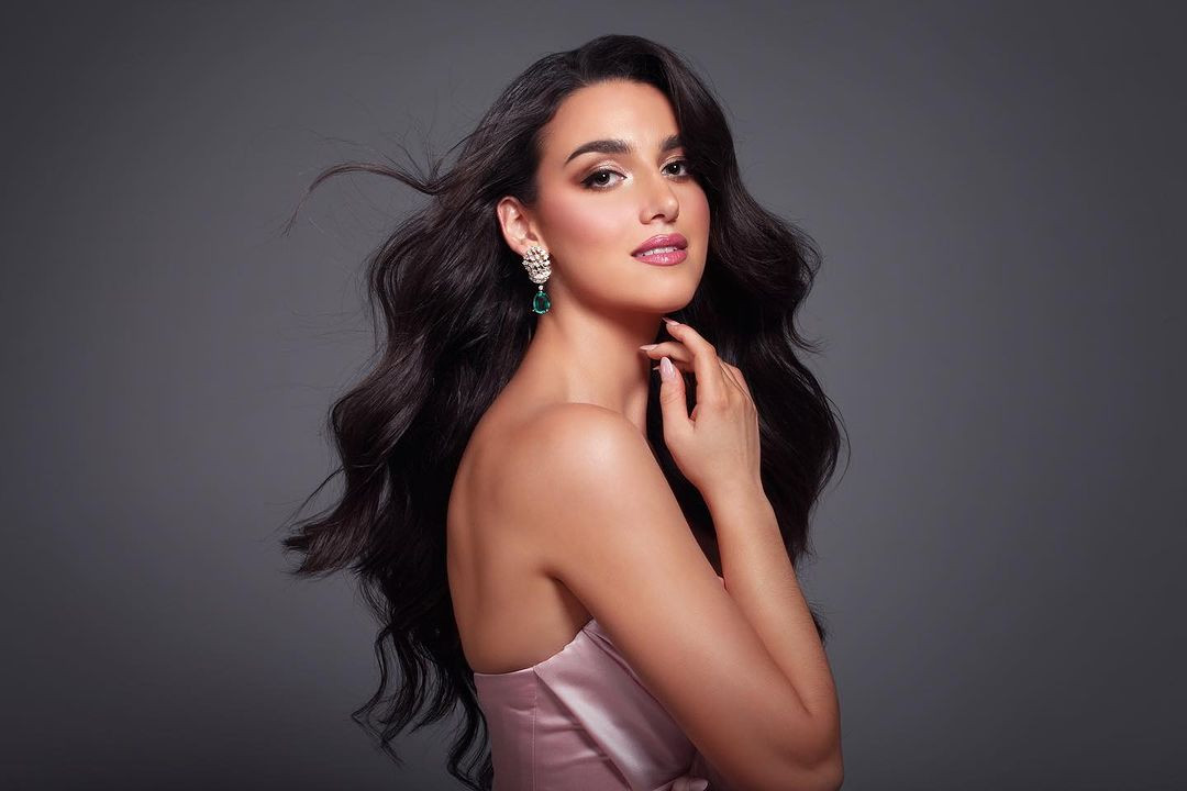 Mikaela-Rose Fowler là gương mặt quen thuộc với các cuộc thi nhan sắc. Cô từng giành ngôi vị Hoa hậu Liên lục địa Australia 2018.