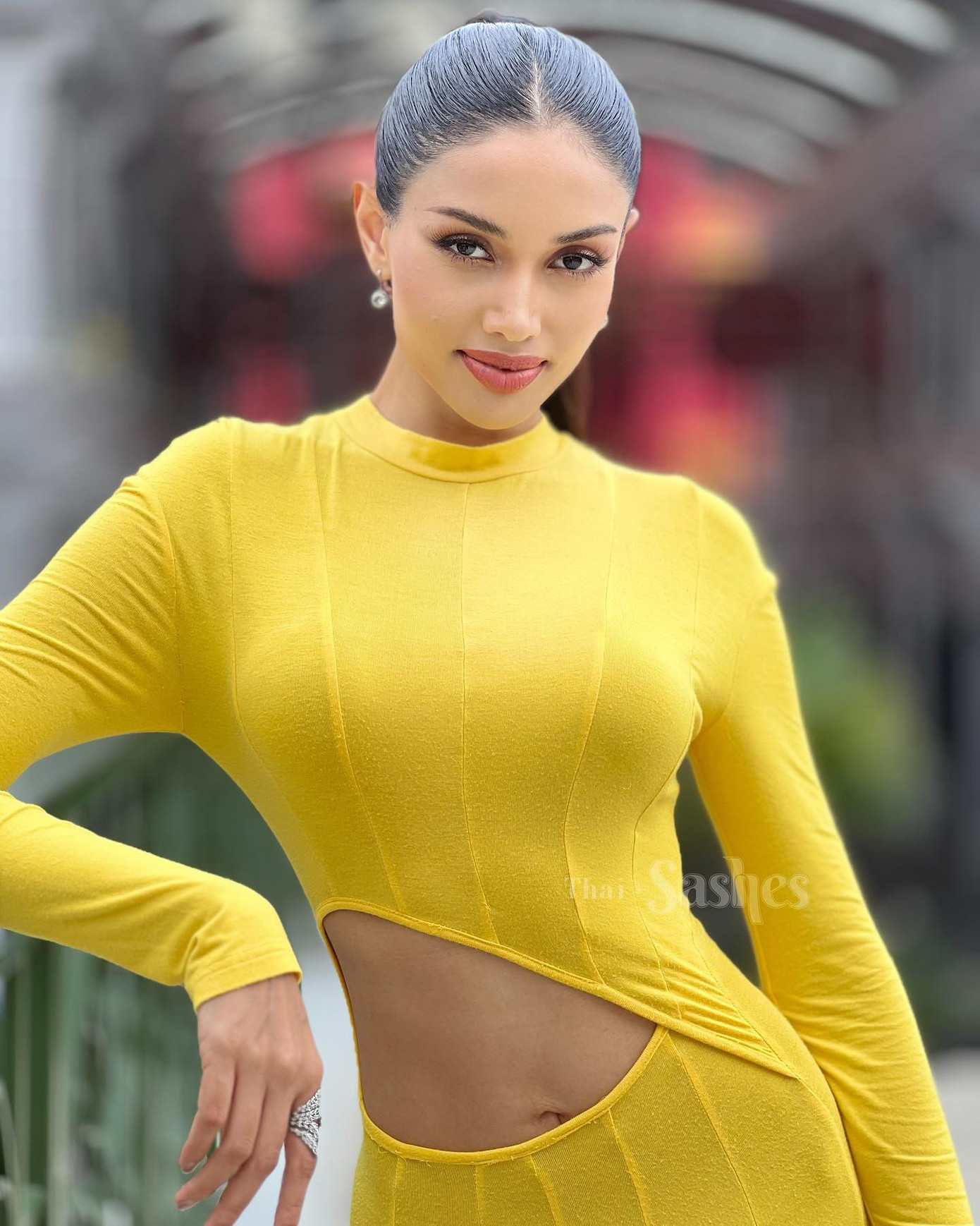 Người đẹp Veena Praveenar Singh đại diện tỉnh Phuket đang được xem là ứng viên sáng giá nhất cho vương miện. Cô là Á hậu 1 tại Hoa hậu Hoàn vũ Thái Lan 2020. Năm nay, Veena Praveenar Singh quay trở lại với Hoa hậu Hoàn vũ Thái Lan 2023, được đánh giá là thí sinh sáng giá. Cô là người Ấn gốc Thái, cao 1,78 m, tốt nghiệp hai chuyên ngành tiếng Nga và Nghệ thuật tự do tại Đại học Thammasat. Cô thông thạo tiếng Anh và Nga. Veena từng thi Hoa hậu Hoàn vũ Thái Lan năm 2018, giành ngôi Á hậu 2.