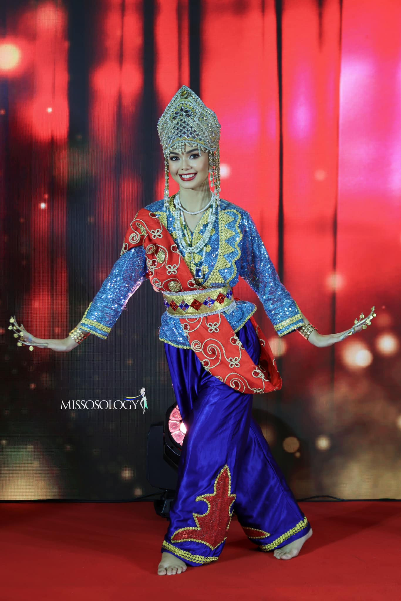 Người đẹp Malaysia cũng khiến khán giả trầm trồ với tiết mục múa dân tộc. Cô ghi điểm với trang phục cầu kỳ, động tác thuần thục.