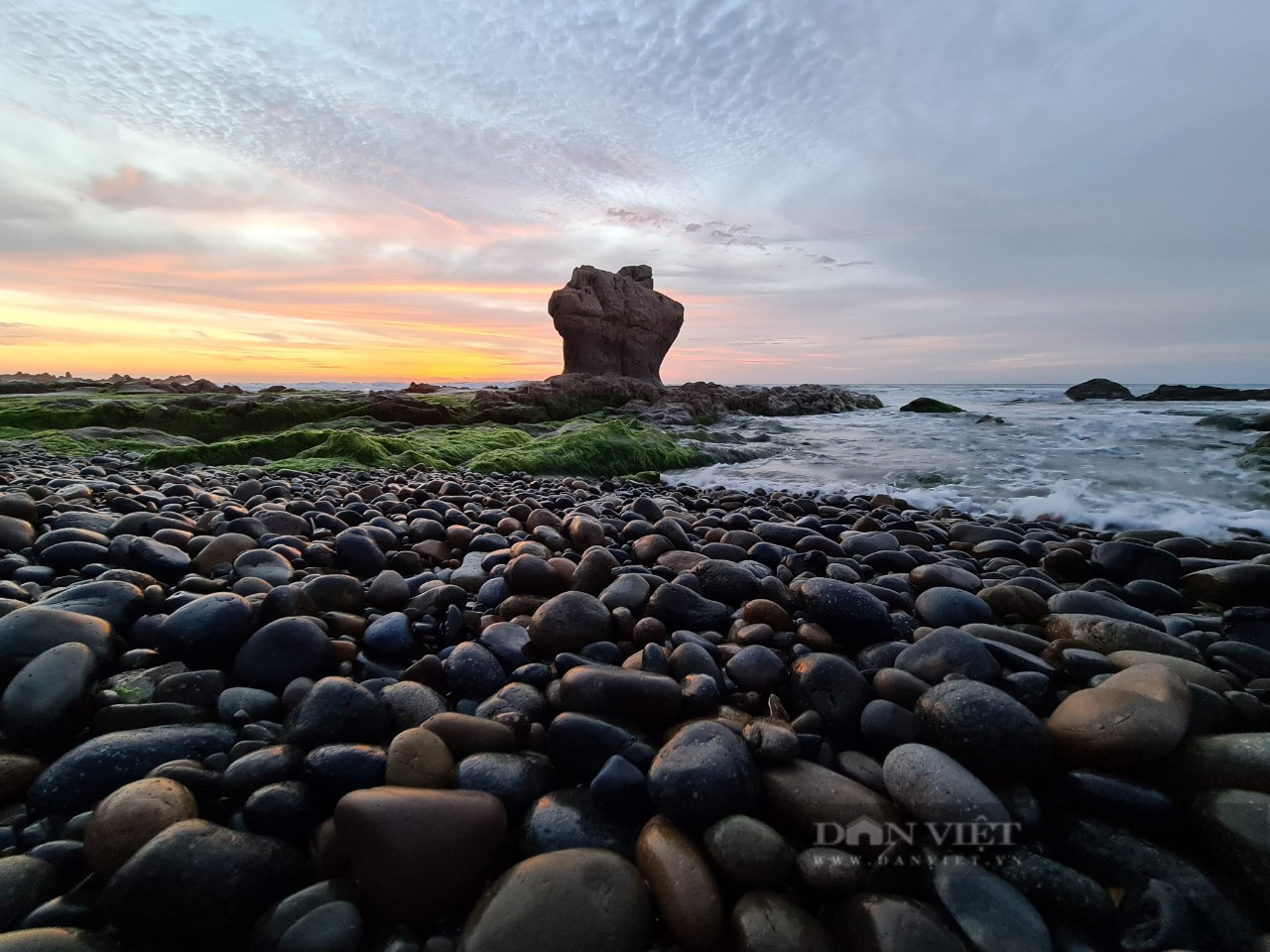 Bình minh trên bãi đá 7 màu. Ảnh: Hoài Thương.