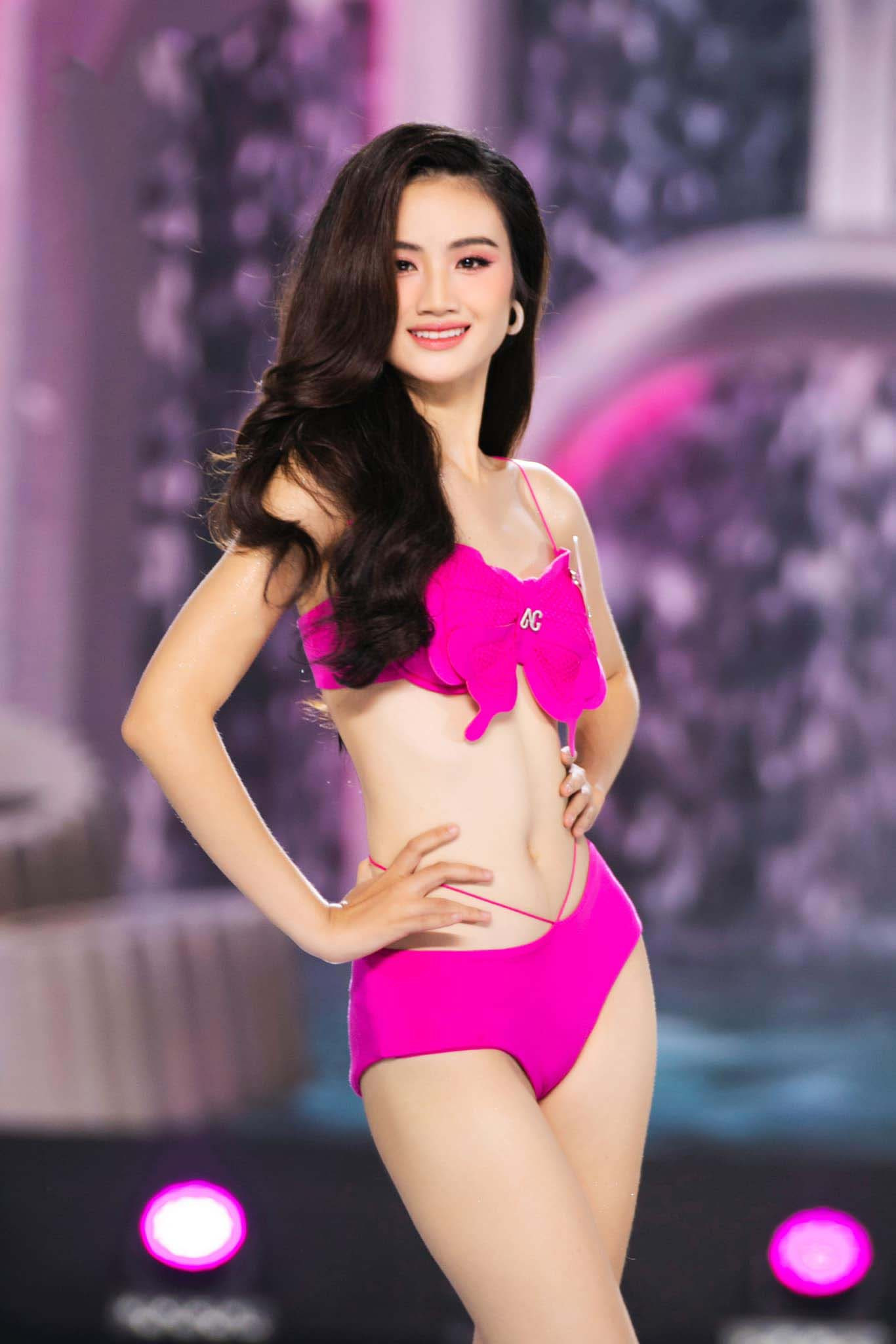 Huỳnh Trần Ý Nhi năm nay 21 tuổi, đến từ Bình Định, hiện là sinh viên Đại học Quốc tế - Đại học Quốc gia TP HCM. Trước đó, người đẹp từng đạt danh hiệu á khôi 2 tại Duyên dáng sinh viên Bình Định 2022.