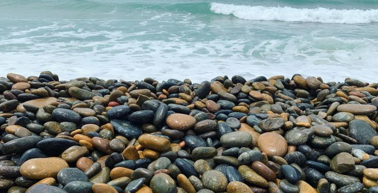 Bờ biển có bãi đá 7 màu ở huyện Tuy Phong. Ảnh: CTV