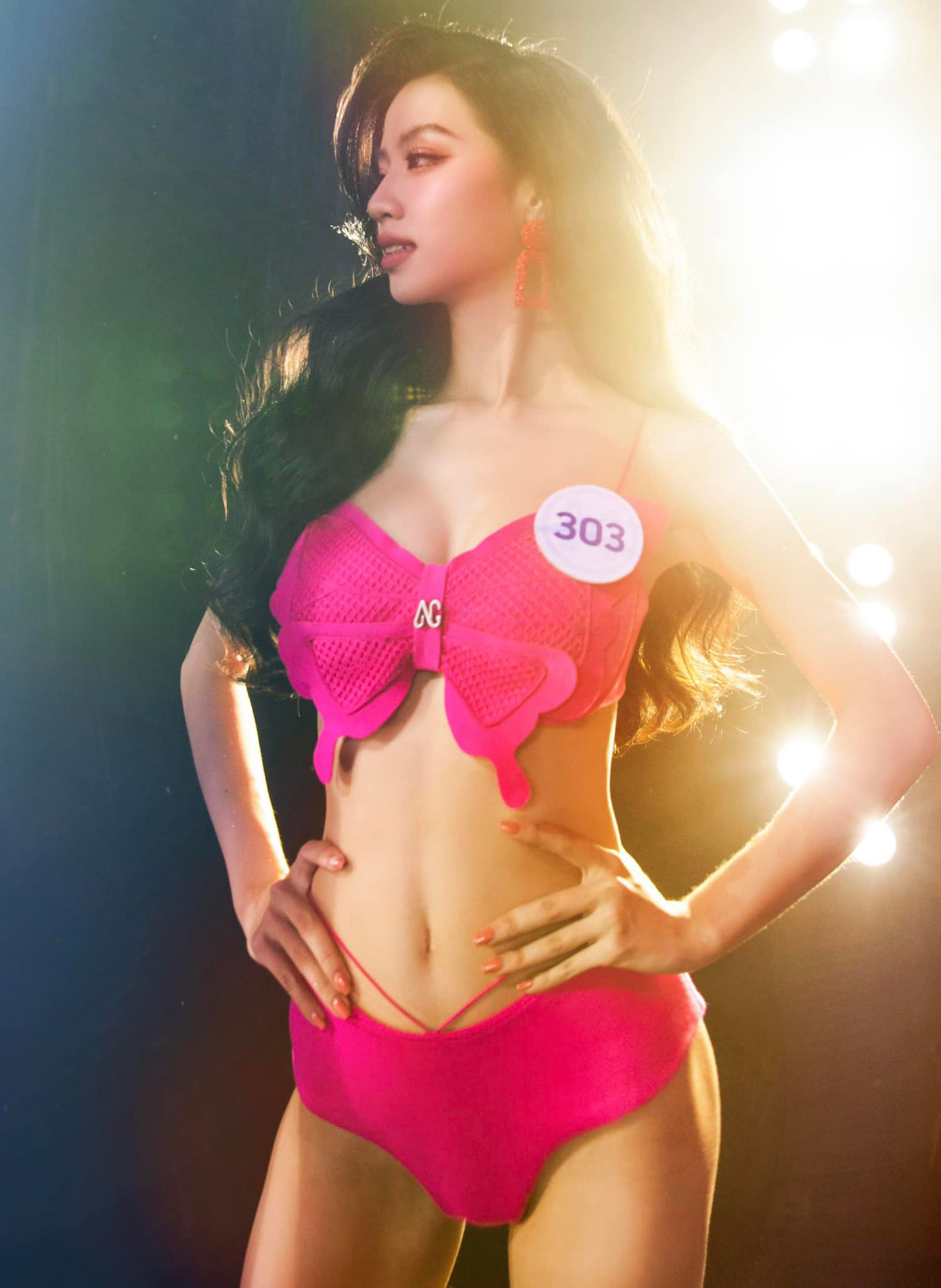 Phạm Thị Tú Trinh gây chú ý tại cuộc thi Hoa hậu Thế giới Việt Nam 2023 khi từng xuất hiện trong chương trình Người ấy là ai. Cô được đánh giá có gương mặt sắc sảo, hiện đại và hình thể cân đối.