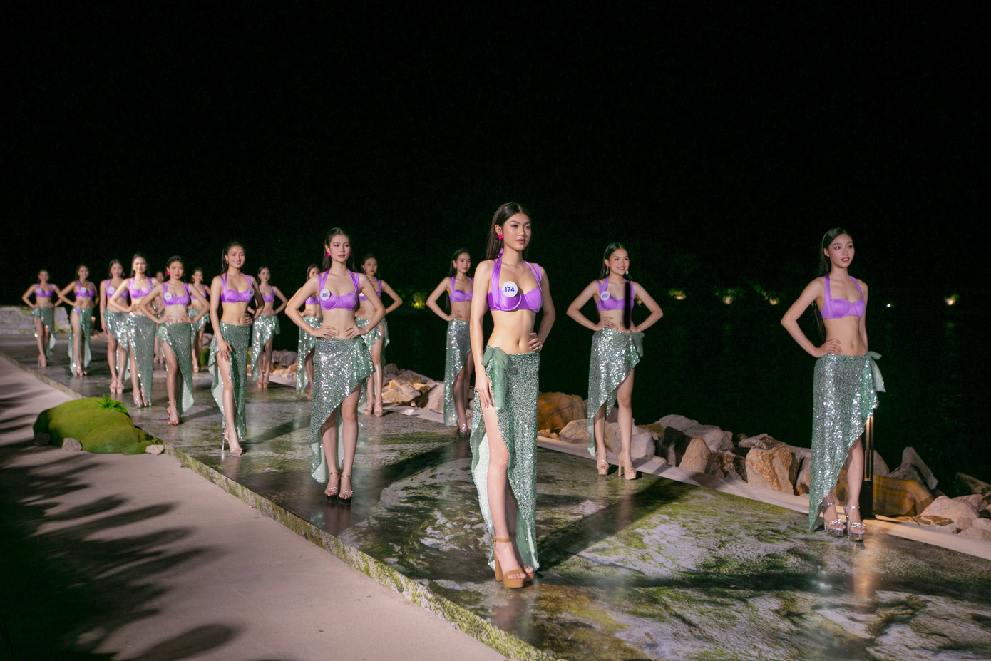 Sau đêm diễn, top 5 Người đẹp biển cũng lộ diện với những thí sinh: Trần Thị Hồng Linh - SBD 142, Đào Thị Hiền - SBD 064, Huỳnh Trần Ý Nhi - SBD 014, Bùi Khánh Linh - SBD 211, Phùng Thị Hương Giang - SBD 113.