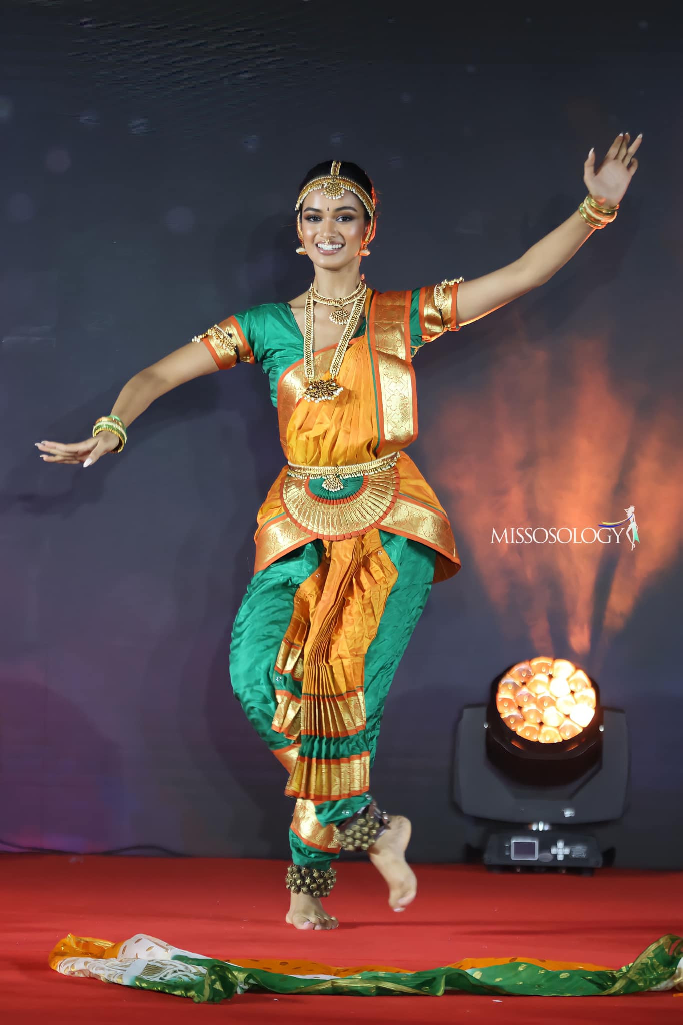 Đại diện Ấn Độ gây chú ý với tiết mục múa truyền thống. Cô là thí sinh được đánh giá cao ở khu vực châu Á.