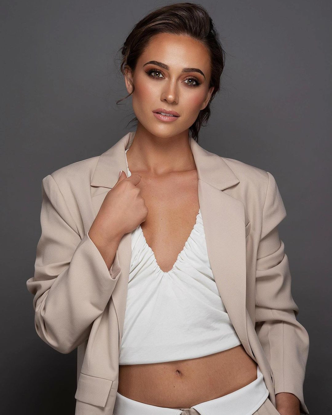 Người đẹp năm nay 27 tuổi, đang là giám đốc sáng tạo của một công ty.