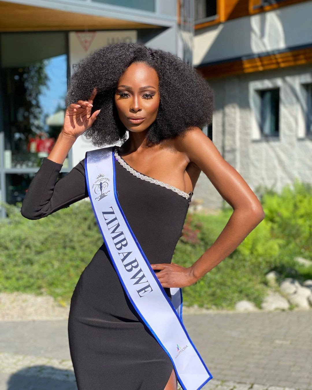 Đại diện giành chiến thắng của khu vực châu Phi là người đẹp Zimbabwe - Sakhile Dube. Cô gây ấn tượng với mái tóc xù khi trình diễn bộ jumpsuit lệch vai màu đen. Sakhile Dube năm nay 25 tuổi, là người mẫu. Sakhile Dube hiện theo học chuyên ngành Thiết kế và Phong cách thời trang tại Milano. Người đẹp sở hữu một thương hiệu thời trang bikini nhỏ của riêng mình.