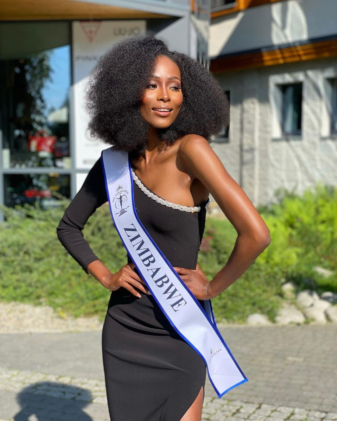 Đại diện giành chiến thắng của khu vực châu Phi là người đẹp Zimbabwe - Sakhile Dube. Cô gây ấn tượng với mái tóc xù khi trình diễn bộ jumpsuit lệch vai màu đen. Sakhile Dube năm nay 25 tuổi, là người mẫu. Sakhile Dube hiện theo học chuyên ngành Thiết kế và Phong cách thời trang tại Milano. Người đẹp sở hữu một thương hiệu thời trang bikini nhỏ của riêng mình.