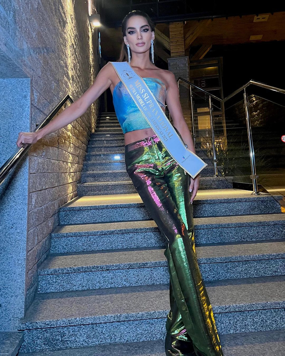 Đại diện giành chiến thắng của khu vực châu Mỹ là người đẹp Colombia - Valentina Mora. Cô năm nay 25 tuổi là người mẫu chuyên nghiệp có vẻ ngoài quyến rũ. Cô có kinh nghiệm thi sắc đẹp ấn tượng, từng về nhì ở cuộc thi cấp quốc gia Señorita Colombia 2022 và giành giải phụ Miss Smart Fit. Thành tích gần đây nhất của Colombia ở Hoa hậu Siêu quốc gia là Á hậu 1 năm 2017.