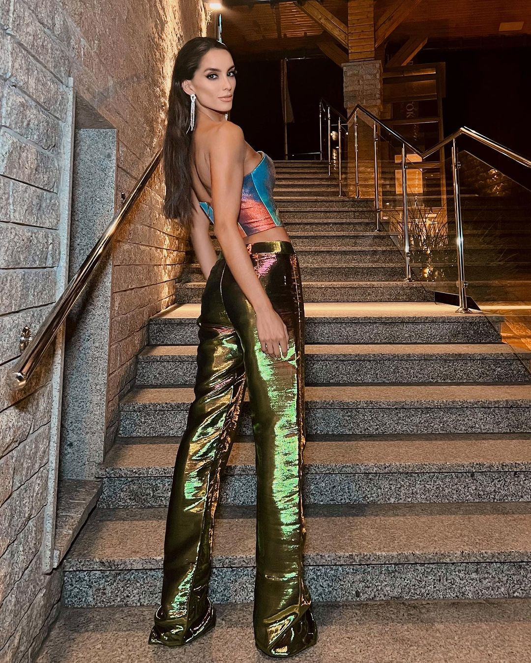 Đại diện giành chiến thắng của khu vực châu Mỹ là người đẹp Colombia - Valentina Mora. Cô năm nay 25 tuổi là người mẫu chuyên nghiệp có vẻ ngoài quyến rũ. Cô có kinh nghiệm thi sắc đẹp ấn tượng, từng về nhì ở cuộc thi cấp quốc gia Señorita Colombia 2022 và giành giải phụ Miss Smart Fit. Thành tích gần đây nhất của Colombia ở Hoa hậu Siêu quốc gia là Á hậu 1 năm 2017.