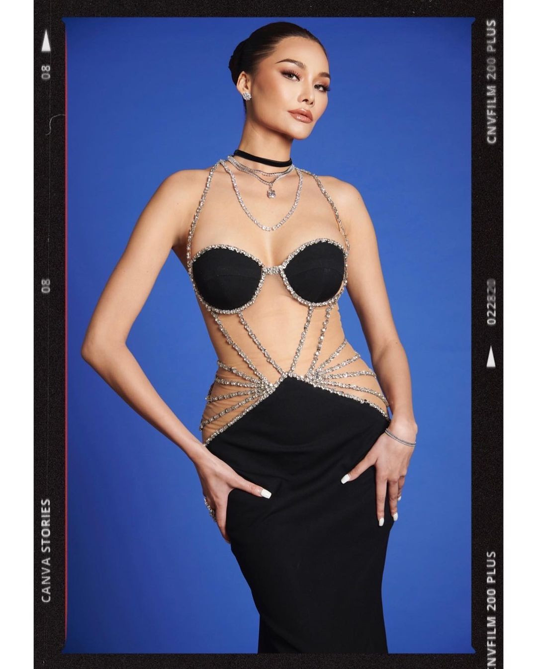 First Wang năm nay 27 tuổi, chiều cao ấn tượng 1,8 m và nhan sắc bốc lửa. Cô từng đại diện Thái Lan tham dự Hoa hậu Liên lục địa 2014 và trở thành mỹ nhân xứ chùa vàng đầu tiên đăng quang ở sân chơi nhan sắc này.