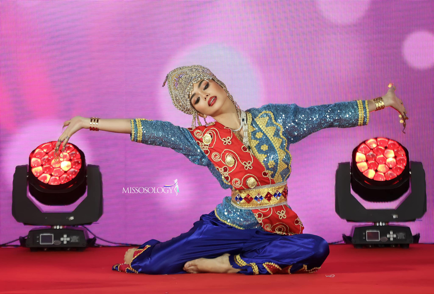 Người đẹp Malaysia cũng khiến khán giả trầm trồ với tiết mục múa dân tộc. Cô ghi điểm với trang phục cầu kỳ, động tác thuần thục.