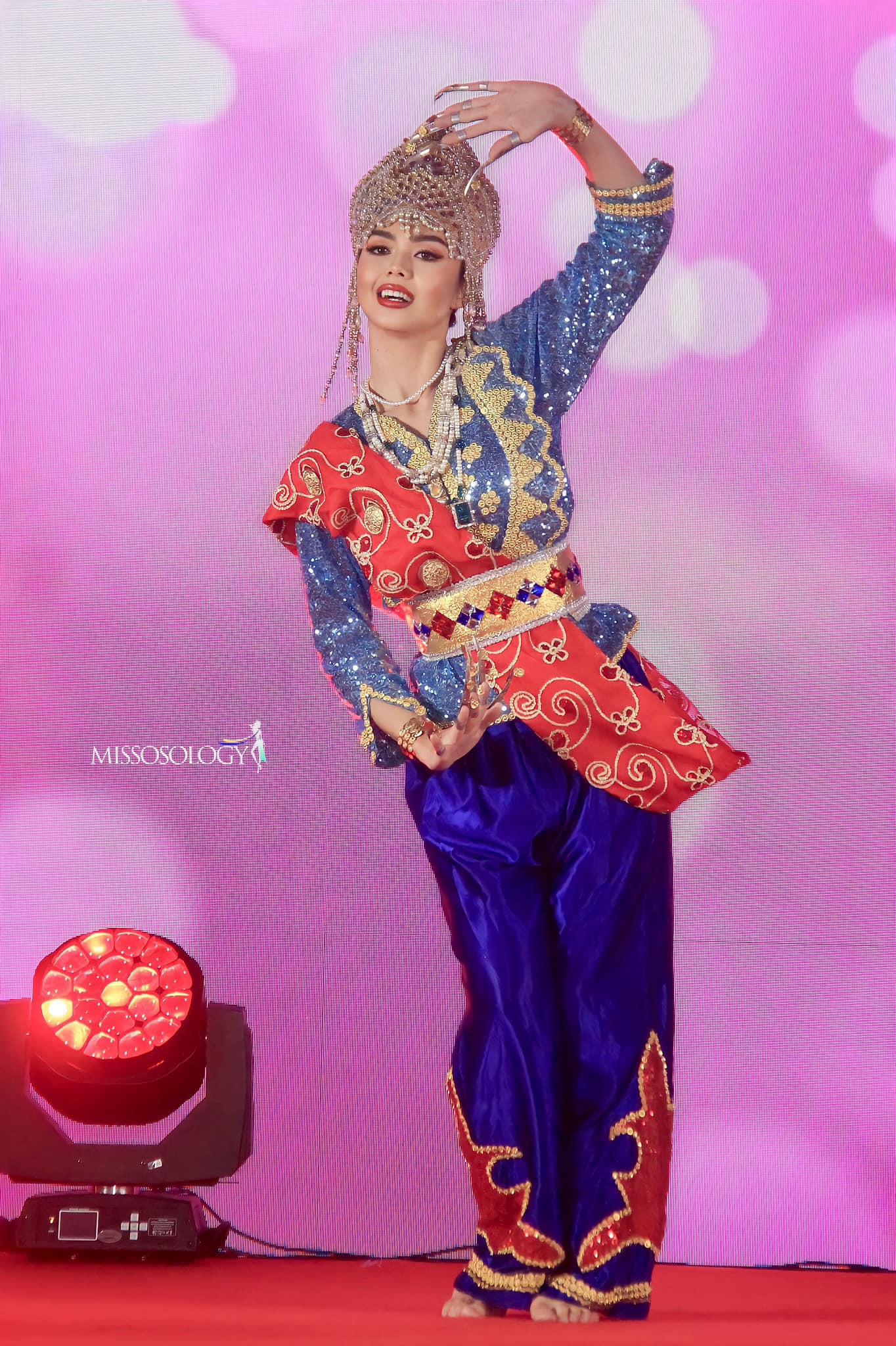 Người đẹp Malaysia cũng khiến khán giả trầm trồ với tiết mục múa dân tộc. Cô ghi điểm với trang phục cầu kỳ, động tác thuần thục.