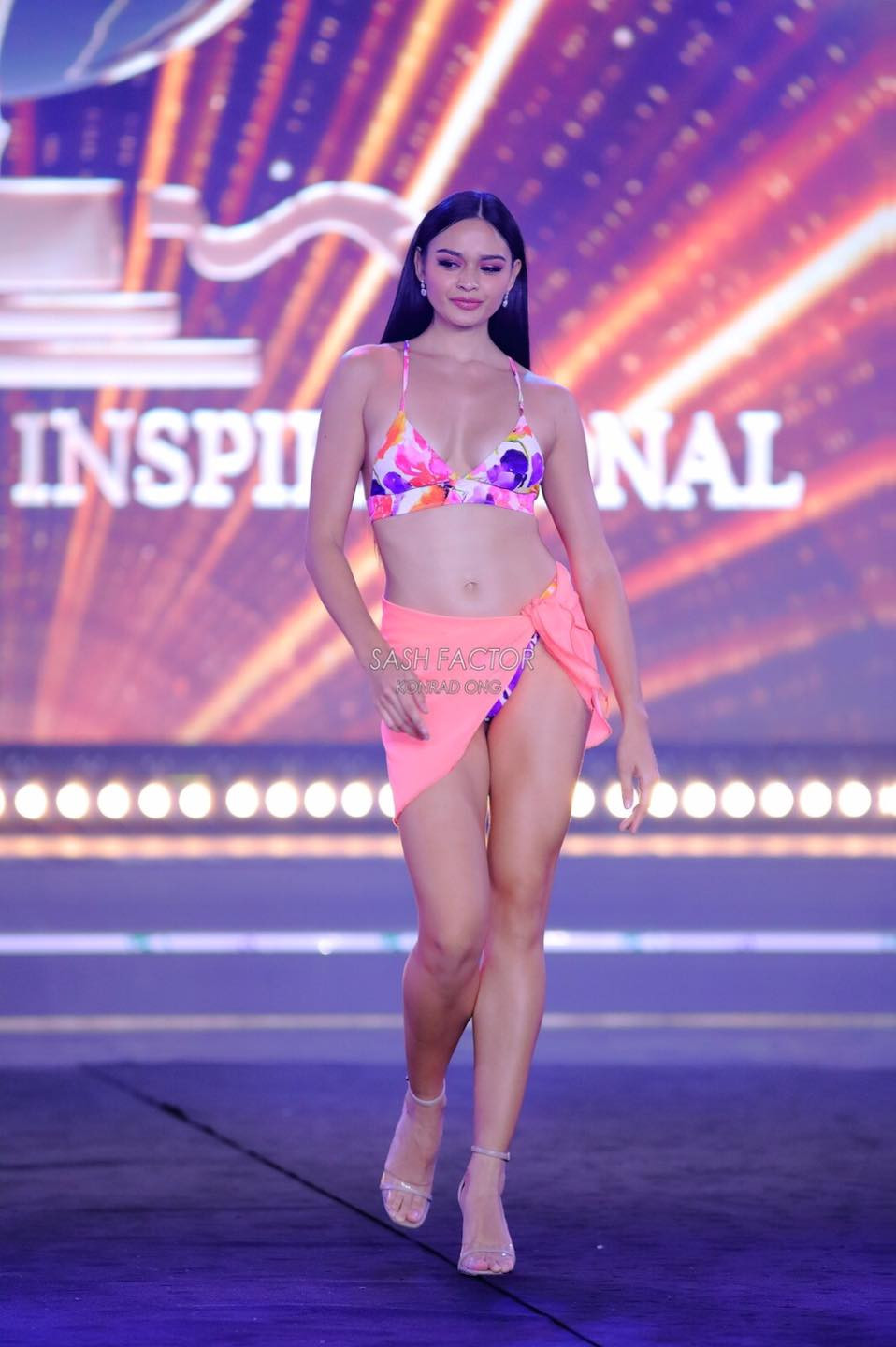 Người đẹp Philippines - Pauline Amelinckx cũng là ứng viên sáng giá của khu vực châu Á. Pauline Amelinckx sinh năm 1996, là con lai, có mẹ là người Philippines, bố là người Bỉ. Người đẹp cao 1,67 m, có sắc vóc đầy đặn, khỏe khoắn cùng gương mặt cá tính. Pauline Amelinckx có lịch sử thi sắc đẹp dày đặc. Cô đăng quang Miss Bohol 2017, Miss Global Beauty Queen Philippines 2018, Á hậu 3 tại Hoa hậu Hoàn vũ Philippines 2020, giành giải Miss Charity tại Hoa hậu Hoàn vũ Philippines 2022.