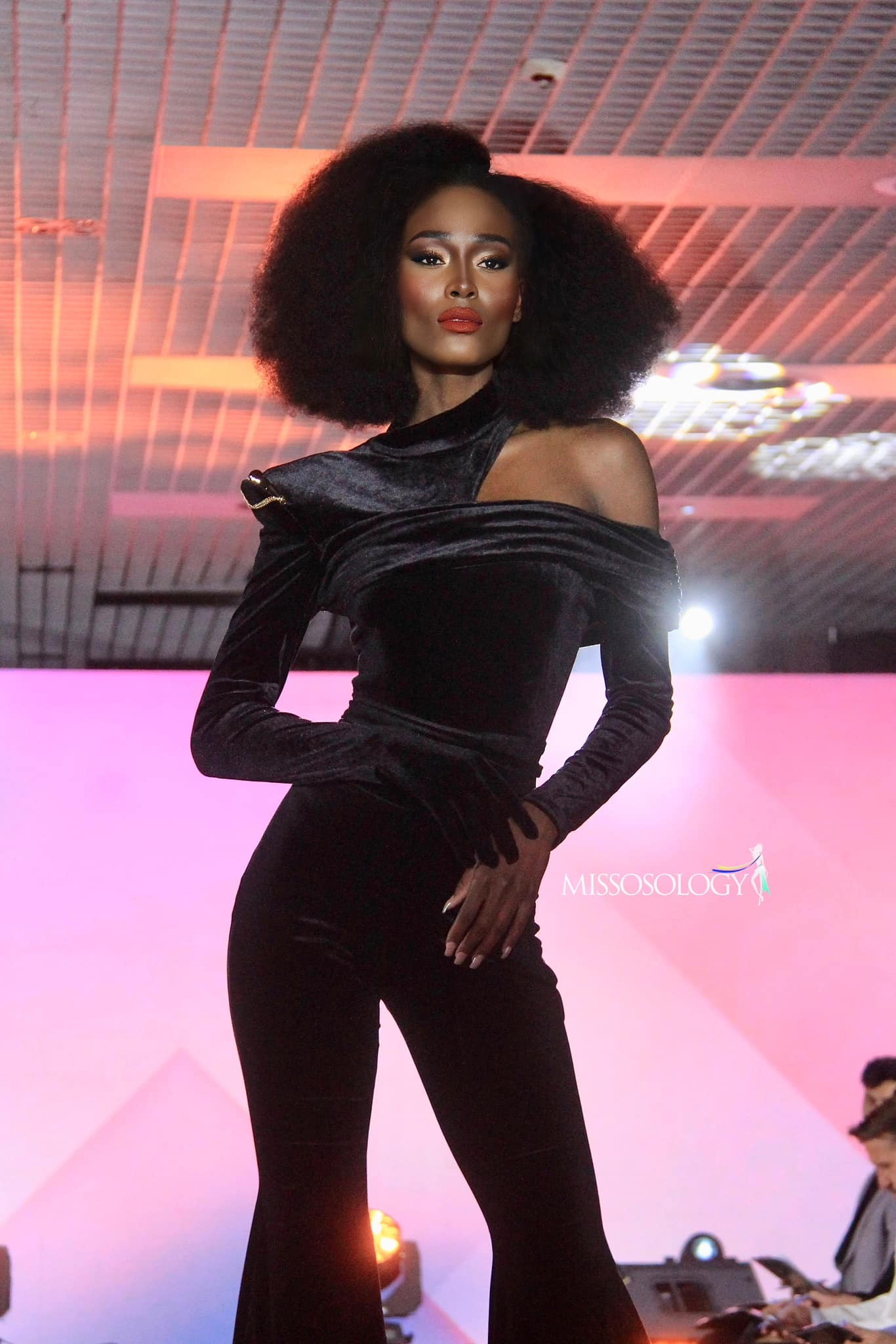 Đại diện giành chiến thắng của khu vực châu Phi là người đẹp Zimbabwe - Sakhile Dube. Cô gây ấn tượng với mái tóc xù khi trình diễn bộ jumpsuit lệch vai màu đen. Sakhile Dube năm nay 25 tuổi, là người mẫu. Sakhile Dube hiện theo học chuyên ngành Thiết kế và Phong cách thời trang tại Milano. Người đẹp sở hữu một thương hiệu thời trang bikini nhỏ của riêng mình.