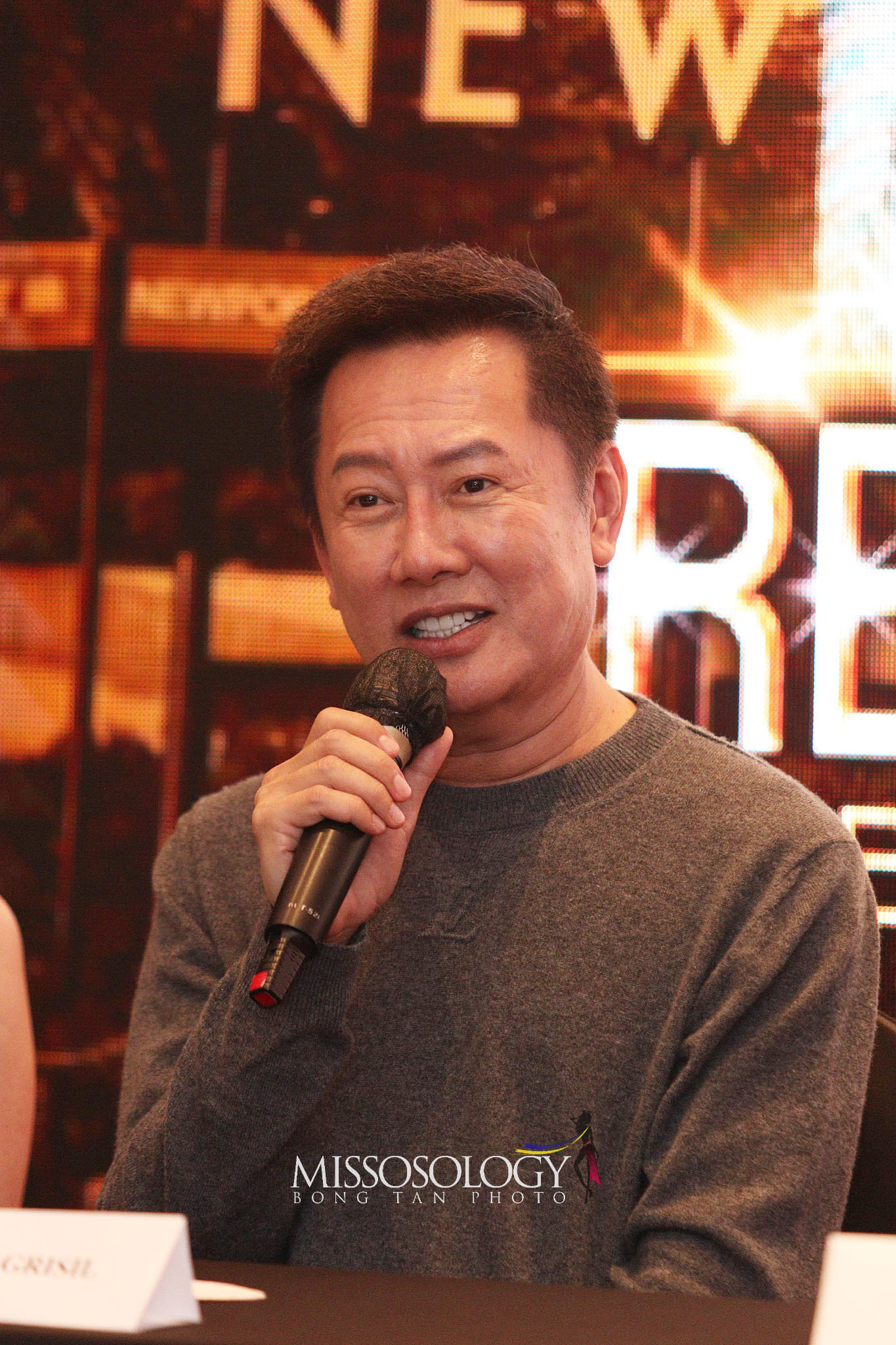 Ông Nawat - chủ tịch cuộc thi Hoa hậu Hòa bình tại buổi họp báo trước chung kết Hoa hậu Hòa bình Philippines 2023.