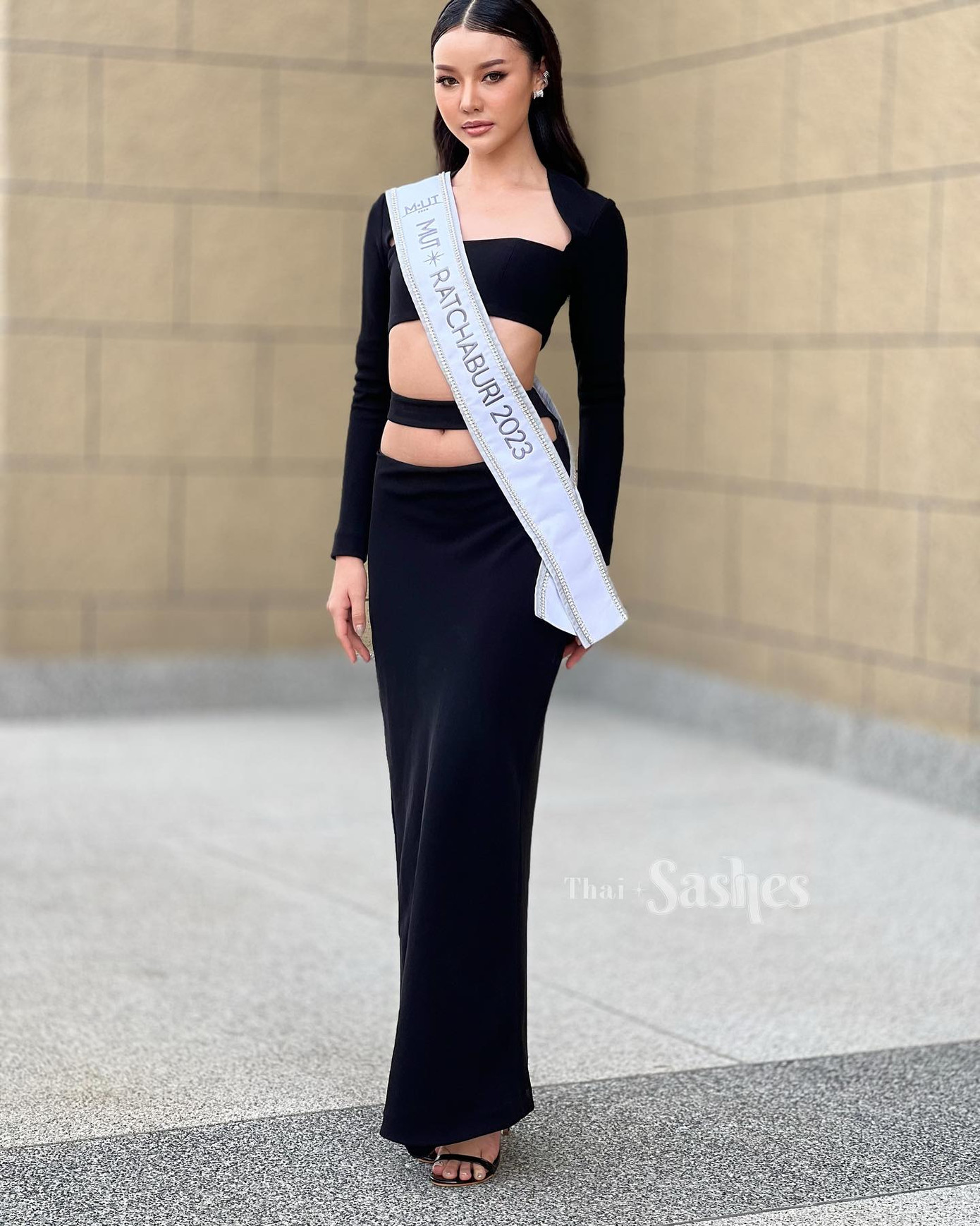 Trong ngày đầu nhập cuộc, nhiều thí sinh lựa chọn váy áo cut-out táo bạo, nóng bỏng.