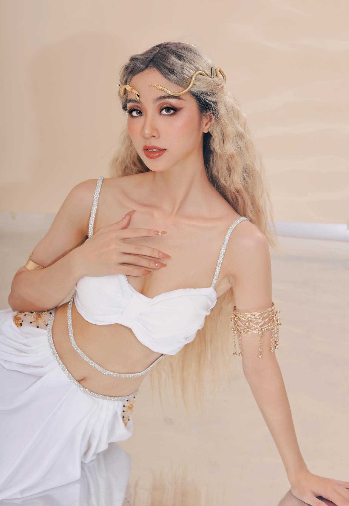 Tú Trinh có hình thể cân đối với chiều cao 1,7 m, số đo 74-62-90 cm. Người đẹp từng chia sẻ cuộc thi Miss World Vietnam 2023 là mục tiêu cô đặt ra cho mình từ lâu. Tuy nhiên, khi đó cô cảm thấy chưa đủ tự tin và trưởng thành để có thể bước vào một cuộc thi nhan sắc lớn.