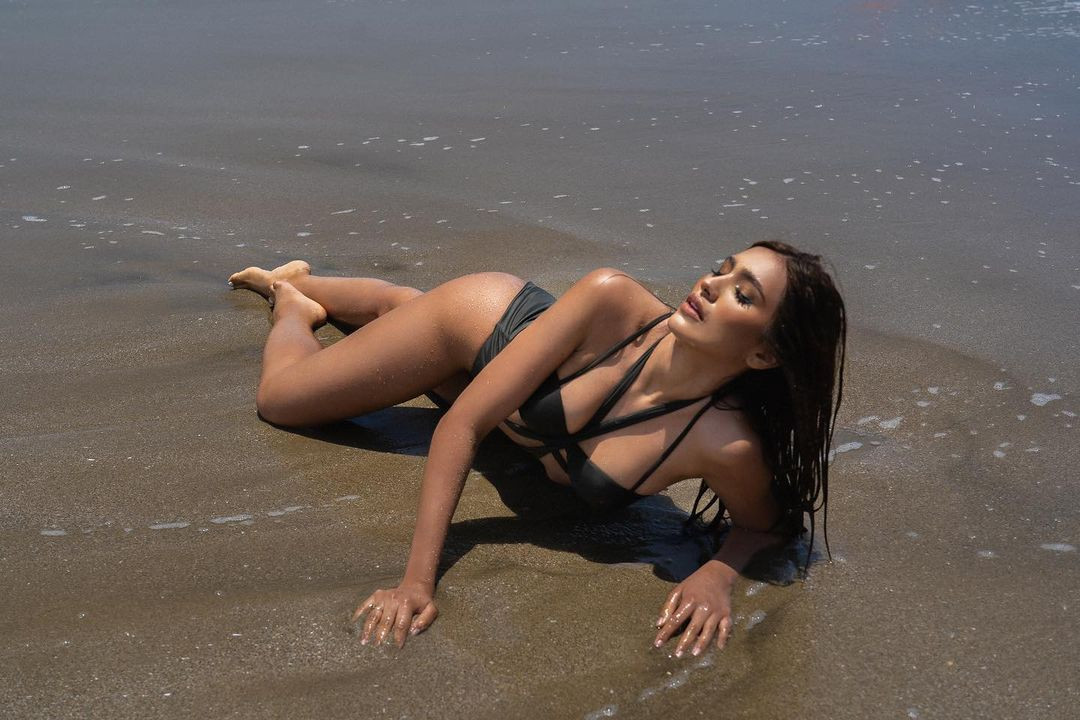 Andrea năm nay 23 tuổi, có chiều cao 1,78 m, số đo ba vòng 89-61-97 cm nóng bỏng đậm chất Latinh.