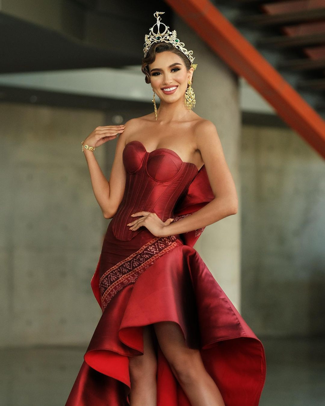 Năm 2019, cô từng thi Miss Earth Ecuador, vào top 4. Năm 2021, cô đại diện Ecuador tham dự Hoa hậu Hòa bình Quốc tế và giành ngôi Á hậu 1. Năm đó, người chiến thắng là đại diện Việt Nam - Nguyễn Thúc Thùy Tiên.