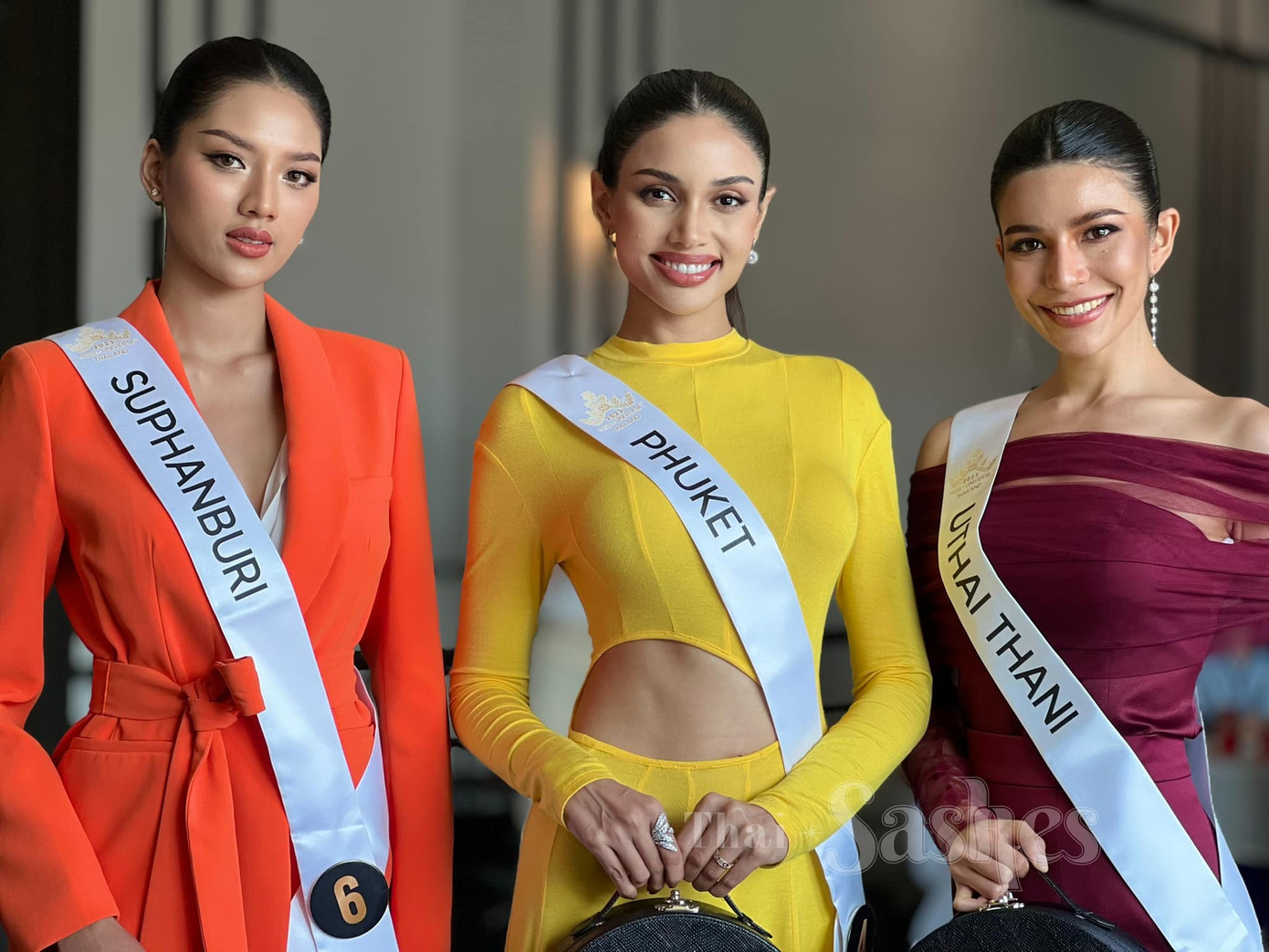 Dàn người đẹp diện trang phục có màu sắc nổi bật, sặc sỡ, thu hút sự chú ý của ống kính truyền thông.