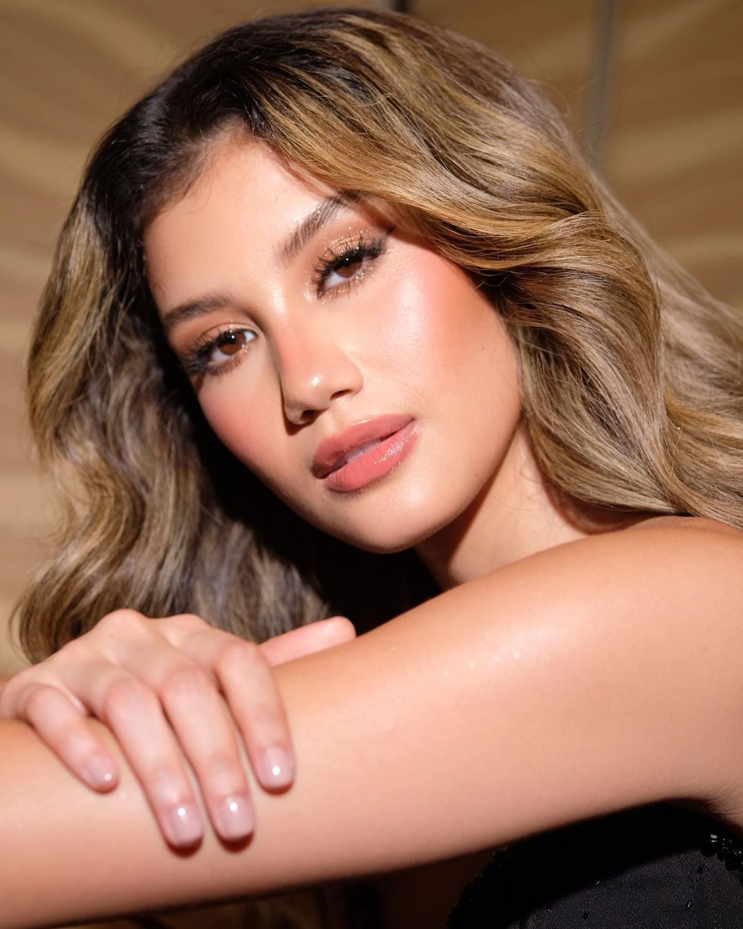 Nikki De Moura năm nay tròn 19 tuổi, lai Philippines - Brazil, là người mẫu. Cô được Hoa hậu Hòa bình Philippines 2022 Roberta Tamondong trao lại vương miện. Đêm chung kết còn có sự góp mặt của đương kim Hoa hậu Hòa bình Quốc tế 2022 Isabella Menin.