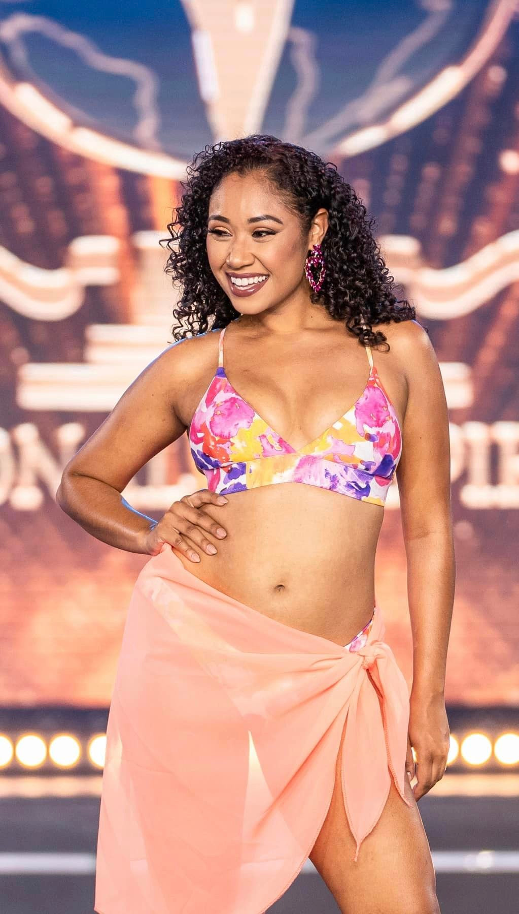 Trong khi đó, nhiều người đẹp để lộ khuyết điểm hình thể khi diễn bikini. Người đẹp Hàn Quốc lộ chân ngắn, đùi to. Người đẹp Cayman Islands lộ "vòng eo bánh mỳ", hình thể nhiều mỡ thừa.