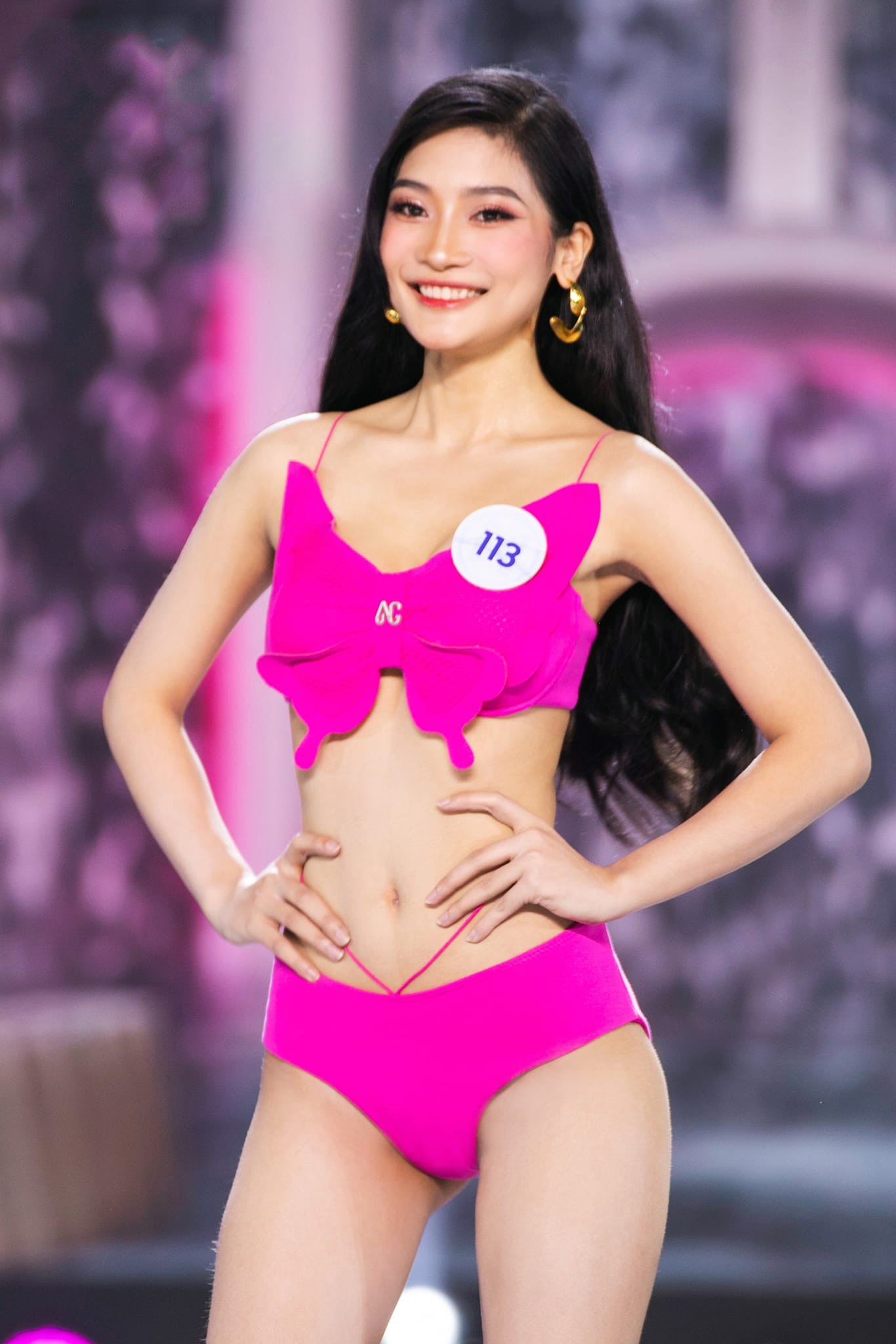 Là gương mặt mới nhưng Hương Giang được đánh giá có kỹ năng trình diễn ổn định với những bước đi tự tin và gương mặt rạng rỡ.