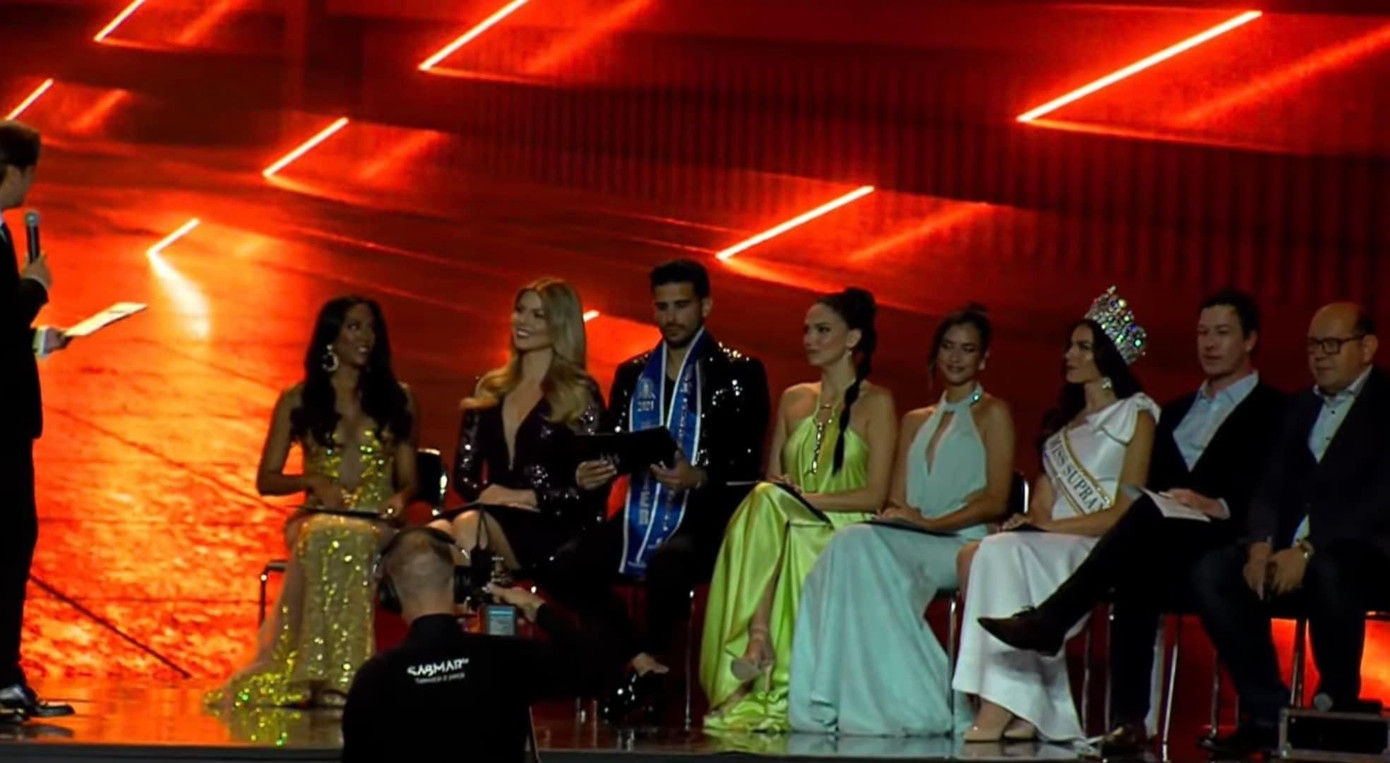 Ban giám khảo của đêm bán kết Hoa hậu Siêu quốc gia 2023 ngồi ghế tạm bợ.