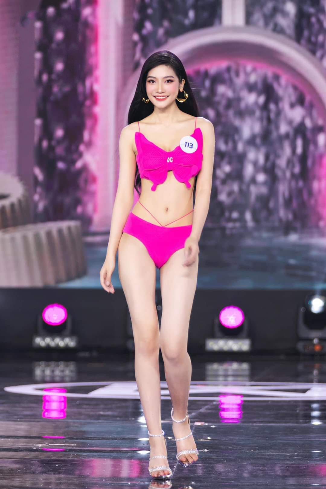 Là gương mặt mới nhưng Hương Giang được đánh giá có kỹ năng trình diễn ổn định với những bước đi tự tin và gương mặt rạng rỡ.