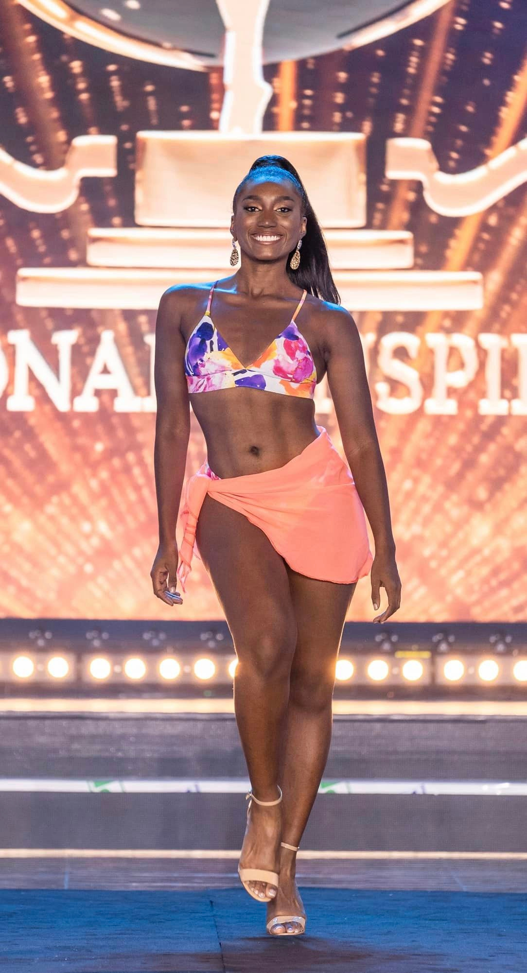 Việc ban tổ chức không cho thí sinh tháo khăn để trình diễn khiến khán giả thất vọng. Nhiều khán giả đã chờ đợi thí sinh giàu kinh nghiệm có màn tạo dáng ấn tượng với khăn choàng.