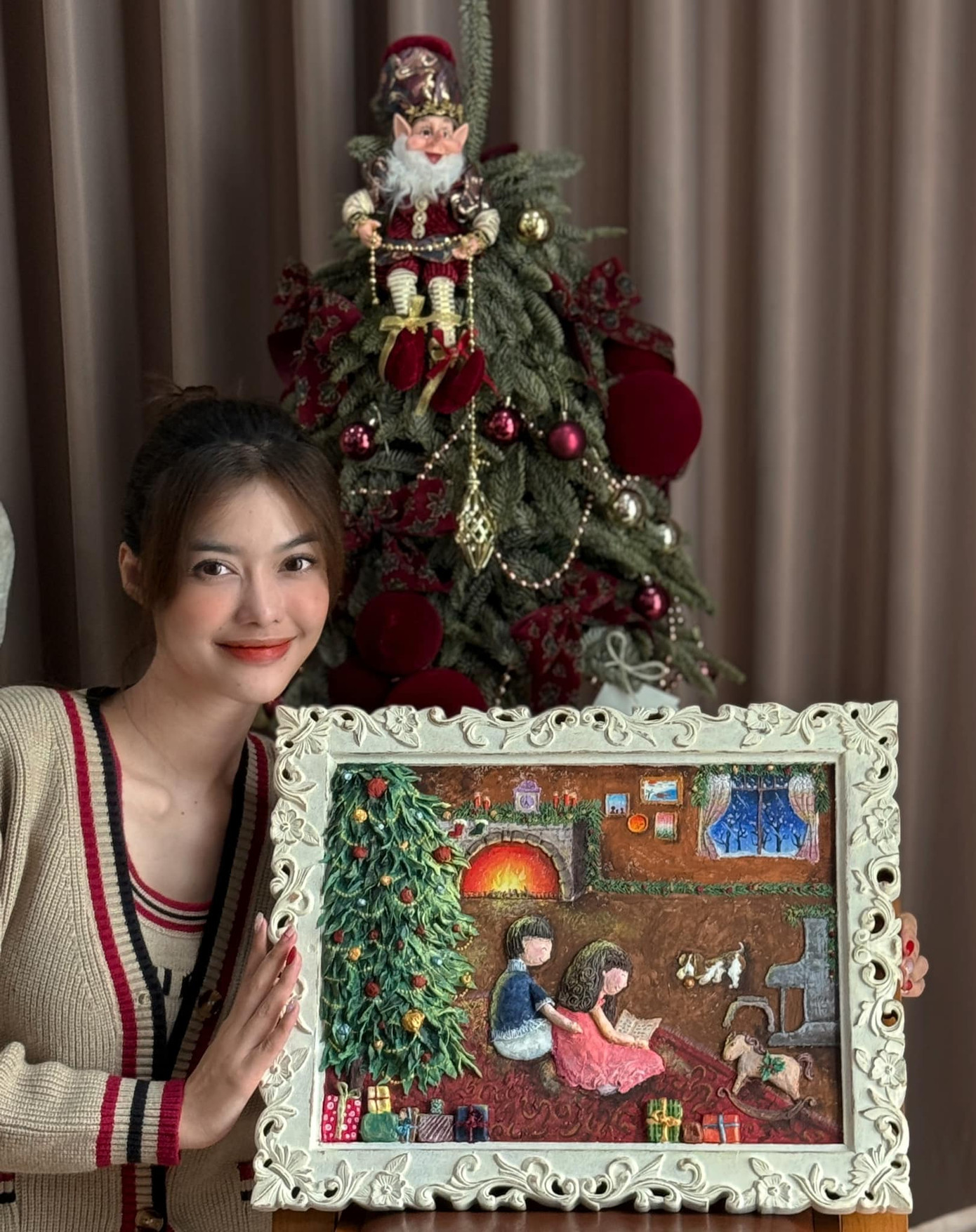 Á hậu Kiều Loan đón Giáng sinh ấm áp với cây thông nhỏ xinh trong phòng khách. Á hậu Kiều Loan đón Giáng sinh ấm áp với cây thông nhỏ xinh trong phòng khách.