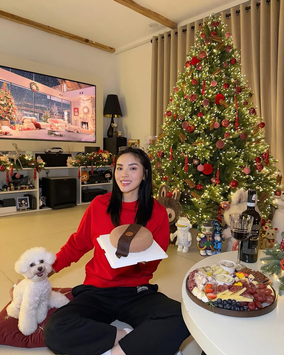 Hoa hậu Kỳ Duyên trang trí căn phòng nhỏ của mình bằng cây thông với những chiếc đèn led rực rỡ. Hoa hậu Kỳ Duyên trang trí căn phòng nhỏ của mình bằng cây thông với những chiếc đèn led rực rỡ.