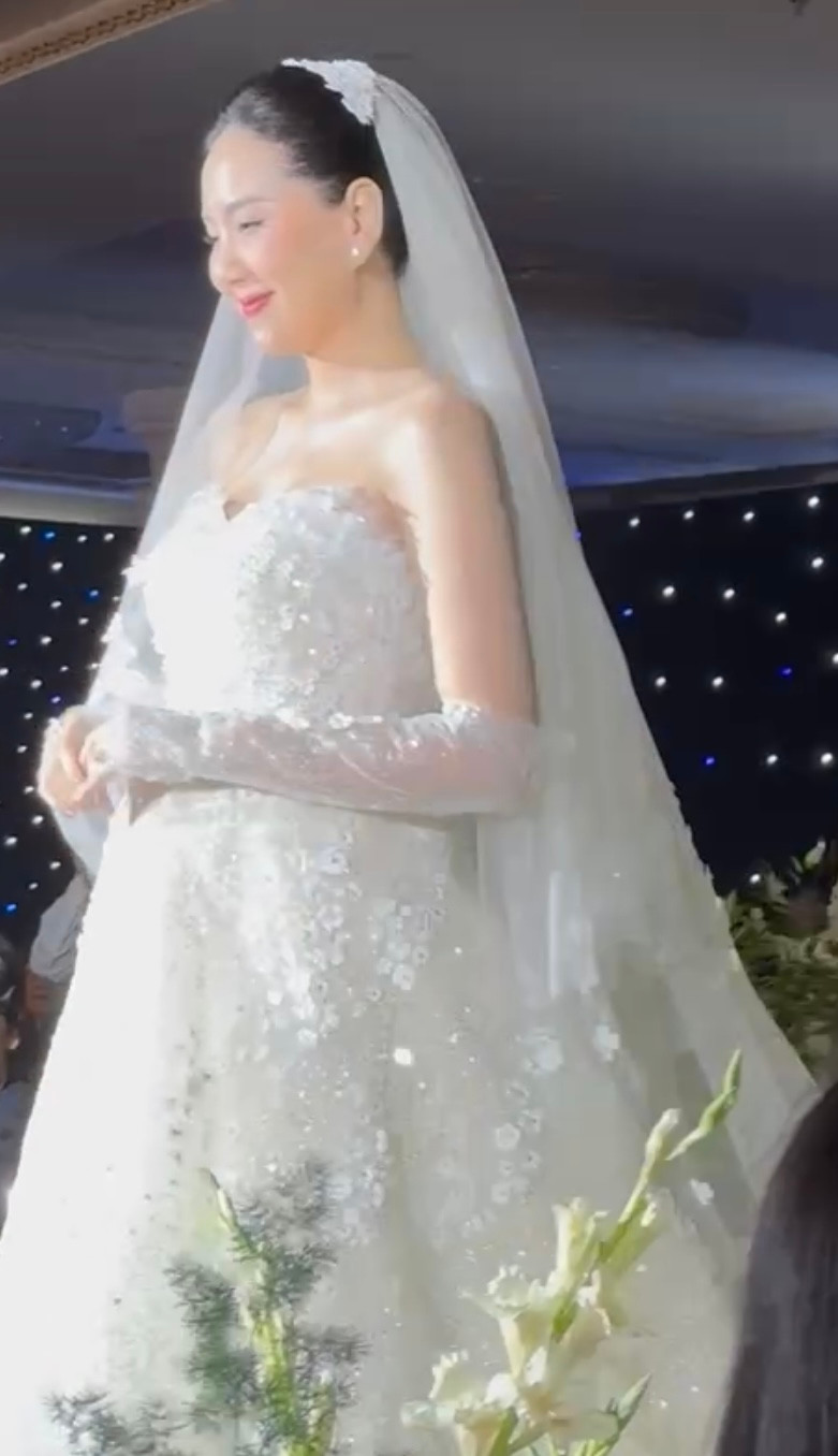 Hình ảnh Mai Ngọc và chồng trong đám cưới hôm 27/12.