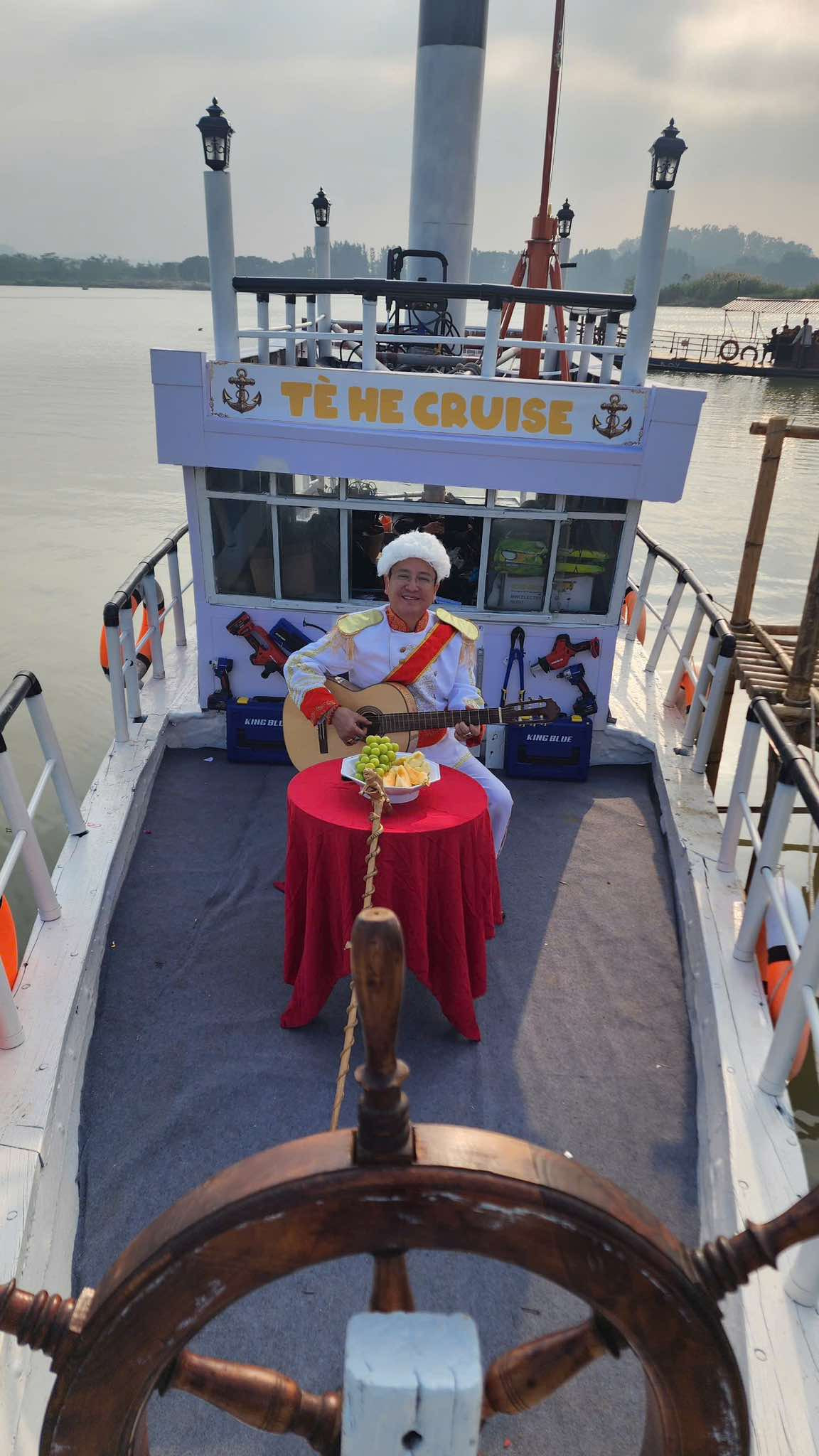 Tạo hình của NSƯT Chí Trung và các nghệ sĩ trong Đại gia chân đất 15.