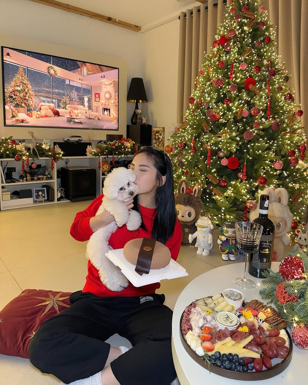 Hoa hậu Kỳ Duyên trang trí căn phòng nhỏ của mình bằng cây thông với những chiếc đèn led rực rỡ. Hoa hậu Kỳ Duyên trang trí căn phòng nhỏ của mình bằng cây thông với những chiếc đèn led rực rỡ.