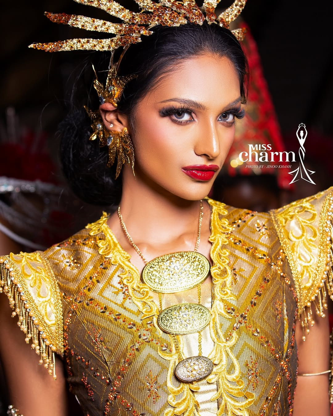 Người đẹp cũng gây ấn tượng ở cuộc thi năm nay với bộ trang phục dân tộc cầu kỳ, lộng lẫy.