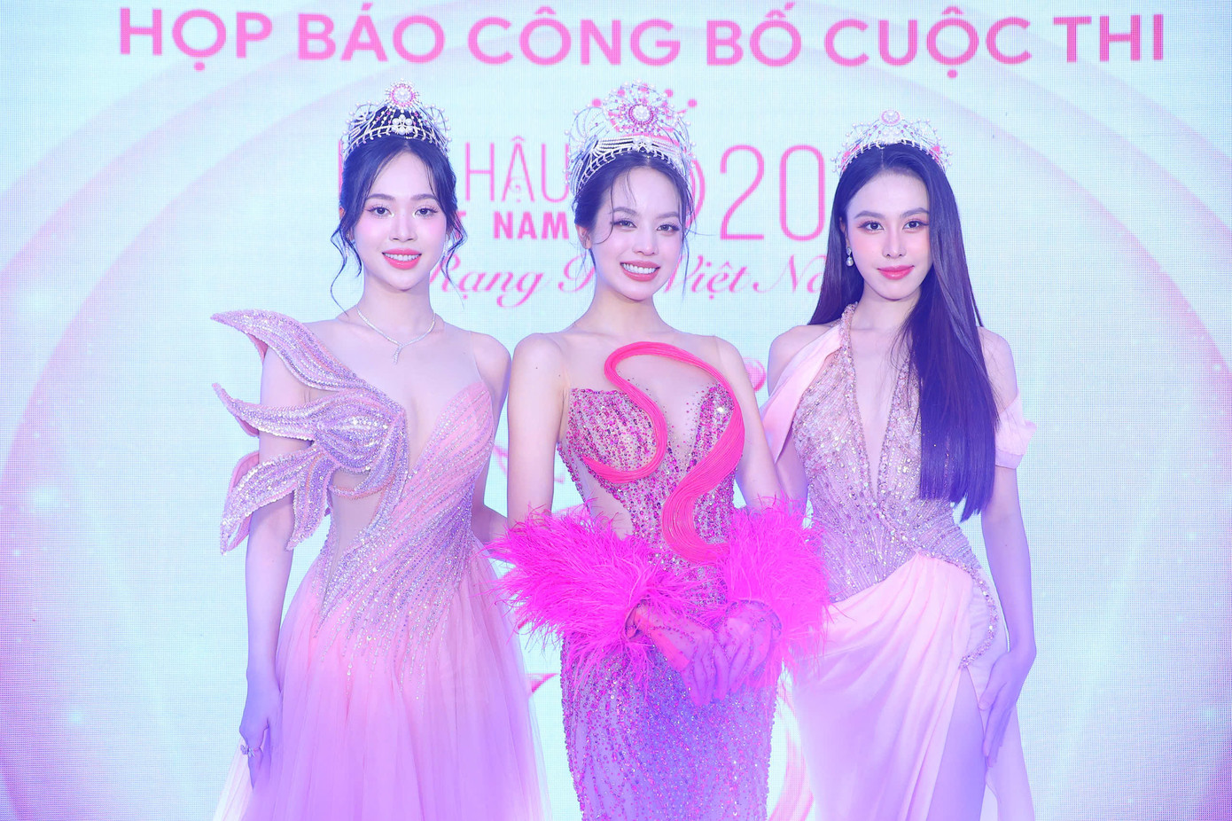 Cuộc thi Hoa hậu Việt Nam 2024 khởi động đúng dịp tròn hai năm đăng quang của top 3 Hoa hậu Việt Nam 2022. Ba người đẹp đều gặt hái được thành công khi Hoa hậu Thanh Thủy đăng quang Hoa hậu Quốc tế 2024, Á hậu Ngọc Hằng giành ngôi Á hậu 2 Hoa hậu Liên lục địa 2023, Á hậu Trịnh Thùy Linh tốt nghiệp thủ khoa Đại học Kinh tế Quốc dân.