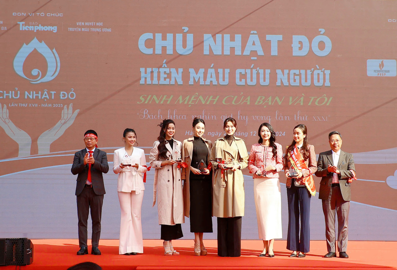 Hoa hậu, á hậu, người đẹp nhận kỷ niệm chương của ban tổ chức Chủ Nhật Đỏ lần thứ 17.