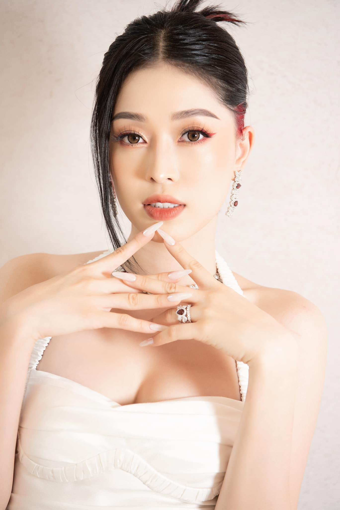 Á hậu Phương Nga gặp sự cố khi cắt mí.